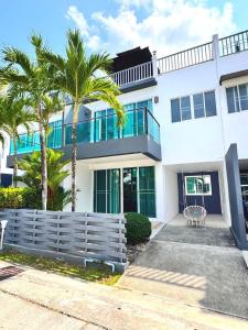 Modern Kamala Townhouse Hideaway with Shared Pool