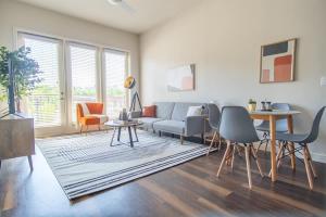 Boulevard Stays Nature Escape 2BR Suite Gym Pool Parking