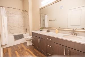 Boulevard Stays Nature Escape 2BR Suite Gym Pool Parking