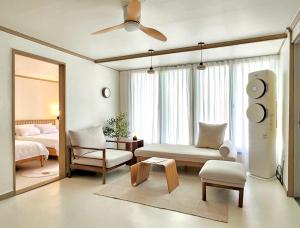 New Open 홍대 망원시장 한강 숙소,단독주택 1층- 최대9인, 2층-최대6인 가능, 호텔침구, 무료짐보관, 세탁기건조기