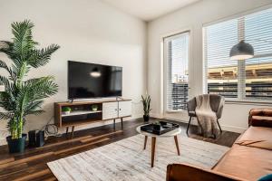 Boulevard Stays Direct Trail Access Parking Pool Gym 02