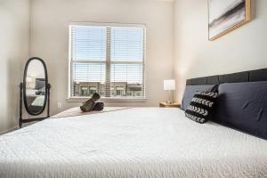 Boulevard Stays Direct Trail Access Parking Pool Gym 04