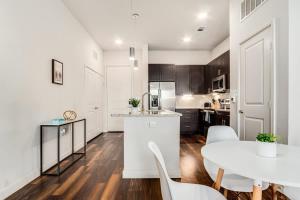 Boulevard Stays Direct Trail Access Parking Pool Gym 04