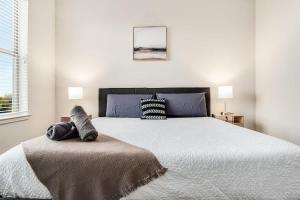 Boulevard Stays Direct Trail Access Parking Pool Gym 04