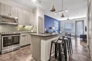 Boulevard Stays Elegant 1BR Pool Gym Parking