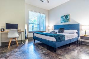 Boulevard Stays Luxurious 2BR King Suite Pool Parking Gym
