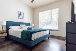 Boulevard Stays Luxurious 2BR King Suite Pool Parking Gym