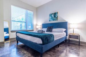 Boulevard Stays Luxurious 2BR King Suite Pool Parking Gym