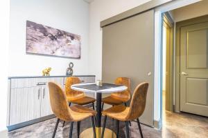 Boulevard Stays Luxurious 2BR King Suite Pool Parking Gym