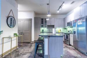 Boulevard Stays Luxurious 2BR King Suite Pool Parking Gym