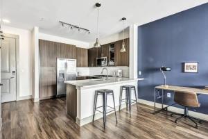 Boulevard Stays Dashing 1BR Suite Pool Parking Gym E