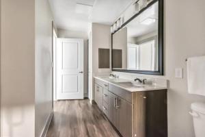 Boulevard Stays Dashing 1BR Suite Pool Parking Gym E