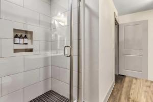 Boulevard Stays Bright 1BR Suite Pool Parking Gym J