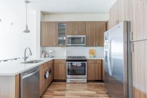 Boulevard Stays Bright 1BR Suite Pool Parking Gym J