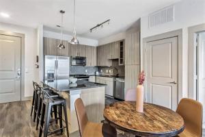 Boulevard Stays Elegant 2BR Retreat Parking Gym Pool