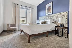 Boulevard Stays Elegant 2BR Retreat Parking Gym Pool