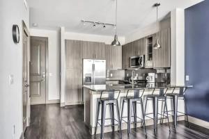 Boulevard Stays Dashing 1BR Suite Pool Parking Gym H