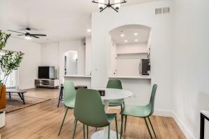 Boulevard Stays Luxe 2BR by the Stadium Pool Parking Gym 08