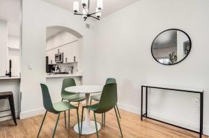 Boulevard Stays Luxe 2BR by the Stadium Pool Parking Gym 08