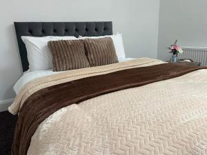 10 Bed Flat - Sleeps 20 - Pets - Parking - Wifi