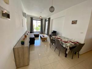 Poolside Two Bedroom Apartment in Central Location