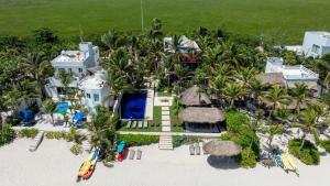 6BR Exclusive Beachfront Villa w Pool in Tulum