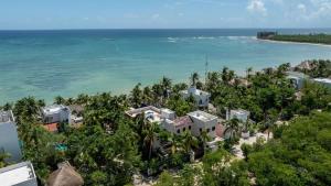 6BR Exclusive Beachfront Villa w Pool in Tulum
