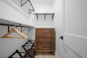 PFR Suites - Highland, 3BR 2BA Shadyside Condo, Penthouse Unit, 2 Decks, Off-Street Parking, 4th Floor Walkup