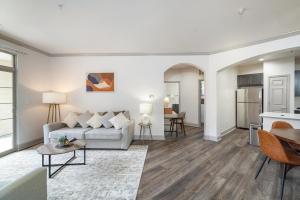 Landing Beautiful 2BD Clubhouse Gym