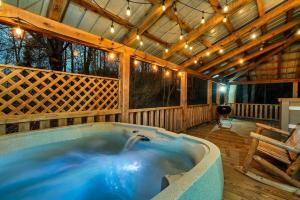 Serene Retreat Hot Tub, Fire Pit, Arcade Fun