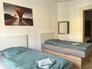 Gegenüber vom Theater