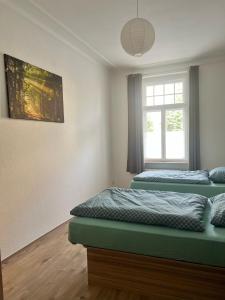 Gegenüber vom Theater