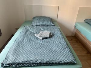 Gegenüber vom Theater