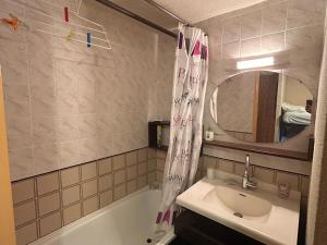 Appartements Appartement confortable 6 pers au centre de Super Besse - FR-1-814-84 : photos des chambres