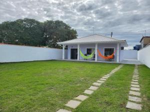 Casa ampla e nova à 400m da praia