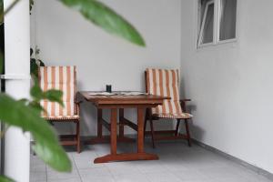 Cosy Apartment with Terrace for 2 Guests and Pets in the Center of Vodice