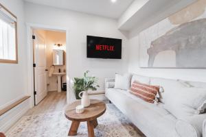 Chic Garden Suite Hideaway 2Bedroom Games Room - 3hvězdičkové hotely ve městě Edmonton