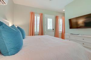 Riverfront Florida Studio with Pool and Hot Tub Access