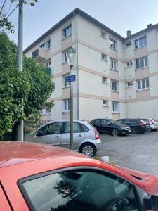 Chambres avec espaces communs équipés parfait pour séjour professionnel ou ambiance conviviale