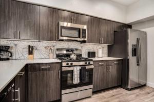 Boulevard Stays Luxe 2BR by the Stadium Pool Parking Gym 06