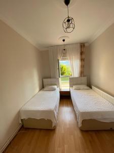 bahçeli ve göl manzaralı ev