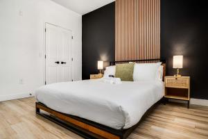 Boulevard Stays Luxe 2BR by the Stadium Pool Parking Gym 10