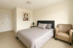 Central & Cozy 2BR Townhome with Free Parking, WiFi, Full Kitchen, Laundry, Steps to Strip Plaza & 5 Min Drive to Innisfil Beach Park! Perfect for Work Trips, Family Travel & Couples!