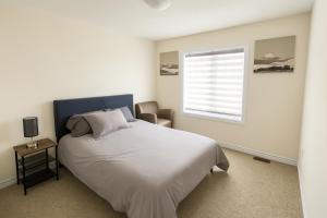 Central & Cozy 2BR Townhome with Free Parking, WiFi, Full Kitchen, Laundry, Steps to Strip Plaza & 5 Min Drive to Innisfil Beach Park! Perfect for Work Trips, Family Travel & Couples!