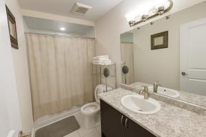 Central & Cozy 2BR Townhome with Free Parking, WiFi, Full Kitchen, Laundry, Steps to Strip Plaza & 5 Min Drive to Innisfil Beach Park! Perfect for Work Trips, Family Travel & Couples!