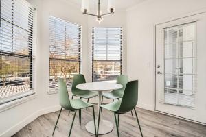 Boulevard Stays 2BR by Stadium Pool Parking Gym 10