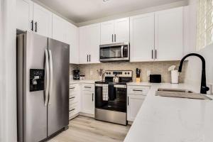 Boulevard Stays 1BR by Stadium Pool Parking Gym 02