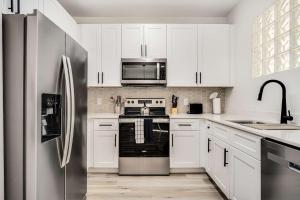 Boulevard Stays 1BR by Stadium Pool Parking Gym 02