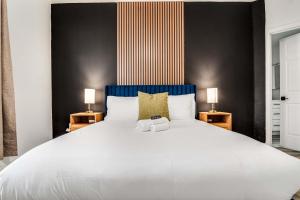 Boulevard Stays 2BR by Stadium Pool Parking Gym 05