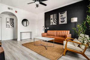 Boulevard Stays 2BR by Stadium Pool Parking Gym 06